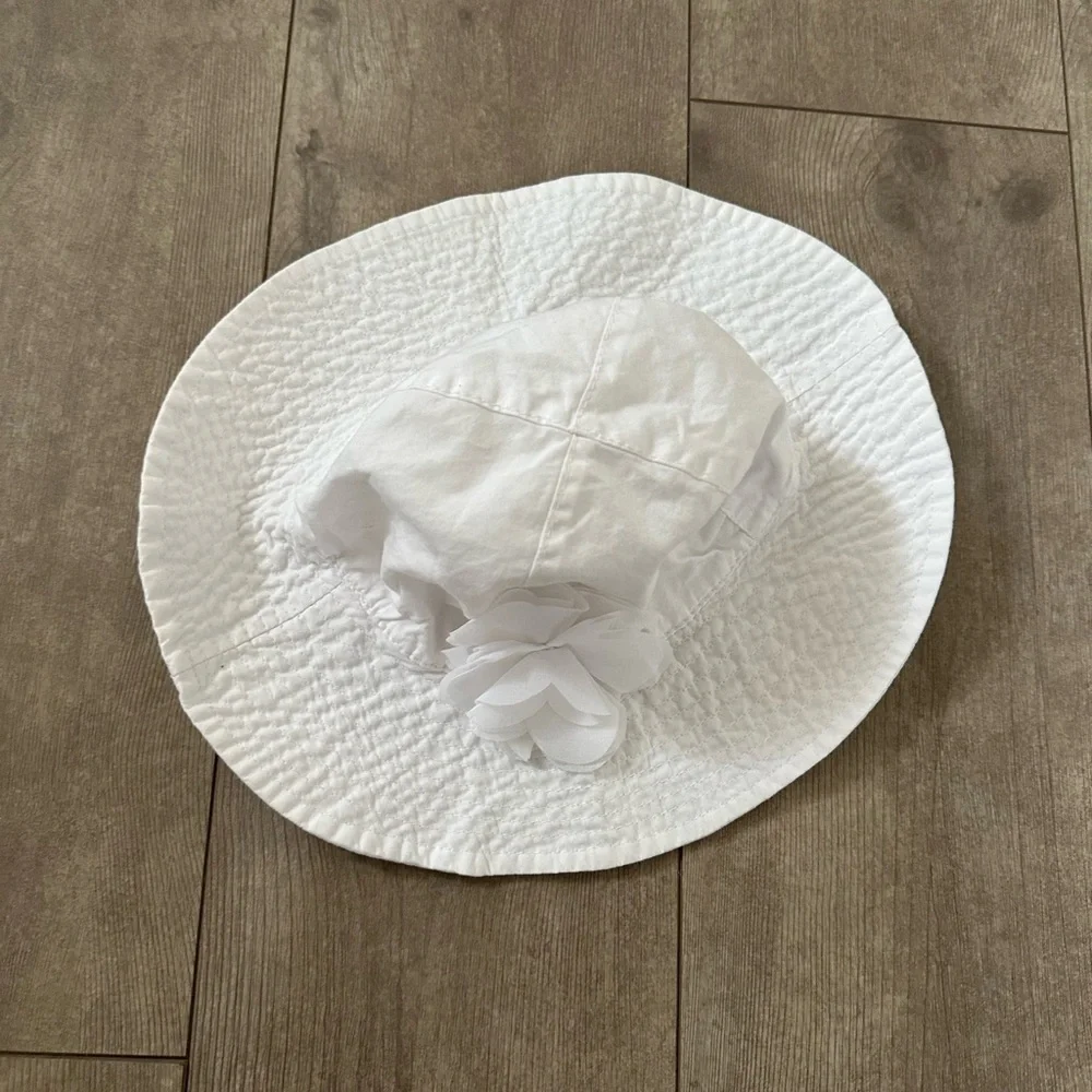 Carter’s 0-9 month baby girl white sun hat floral